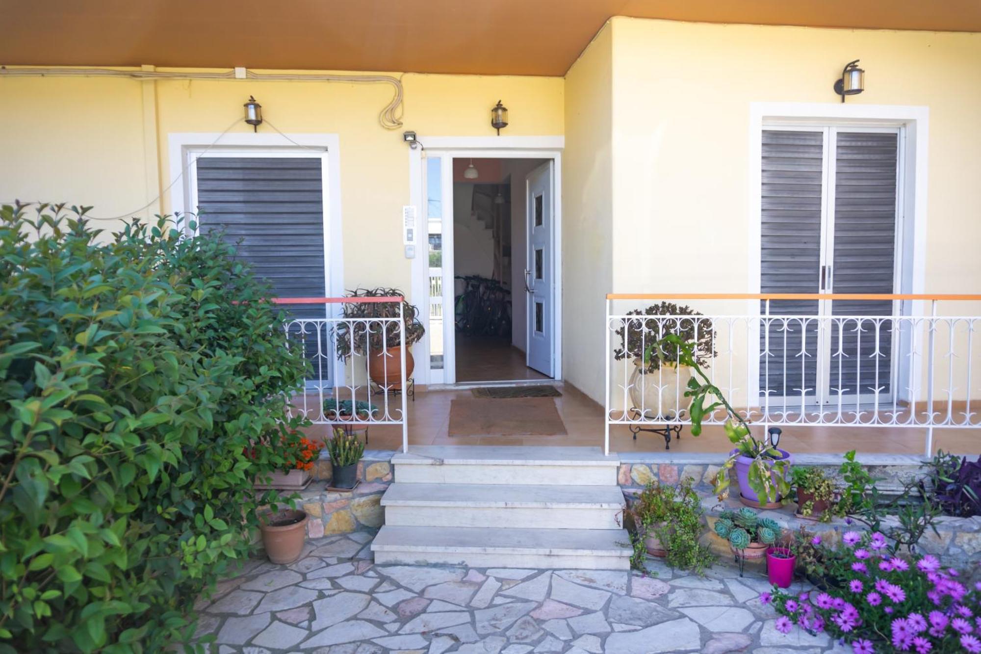 Mema'S Tranquil Studio In Patra - Free Parking Exteriör bild